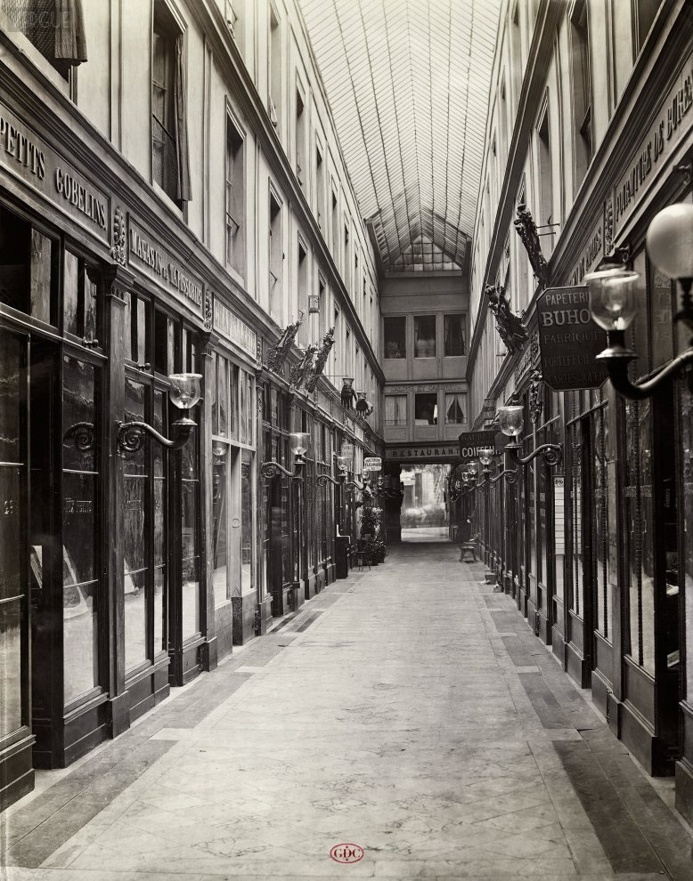 Passage de l’Opéra, galerie du Baromètre. Paris.